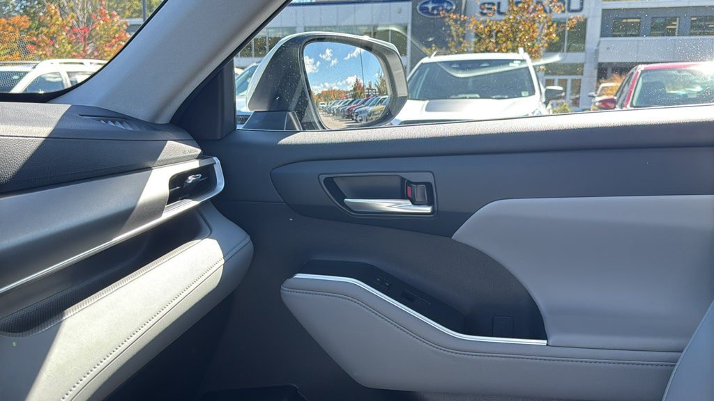 Used 2023 Toyota Highlander XLE AWD/4WD image 19