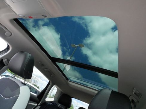 Used 2025 Volkswagen Taos SE w/ Panoramic Sunroof Package AWD/4WD image 32