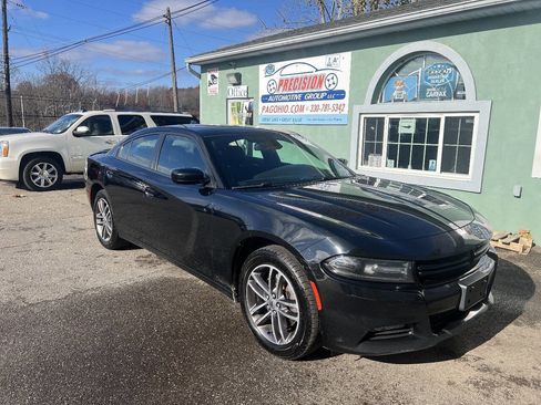 Used 2019 Dodge Charger SXT image 2