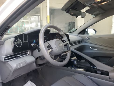 Used 2025 Hyundai Elantra SEL FWD image 2