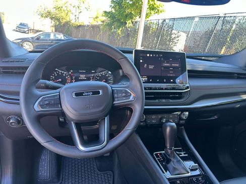 Used 2025 Jeep Compass Trailhawk image 33