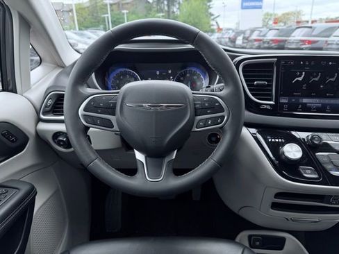 Used 2023 Chrysler Pacifica Touring-L FWD image 30