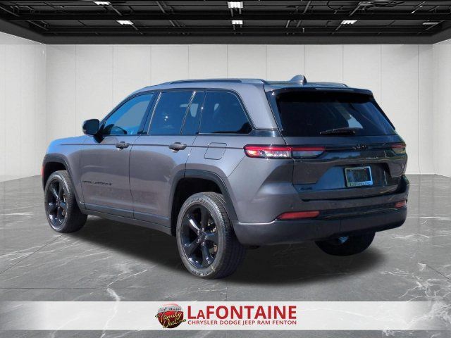 Used 2023 Jeep Grand Cherokee Altitude AWD/4WD image 3