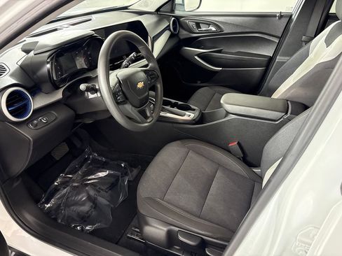 Used 2024 Chevrolet Trax LS w/ LS Convenience Package FWD image 25