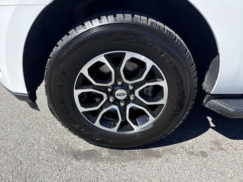 Used 2022 Ford Expedition XLT RWD image 2