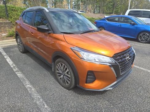 Used 2023 Nissan Kicks SV image 3