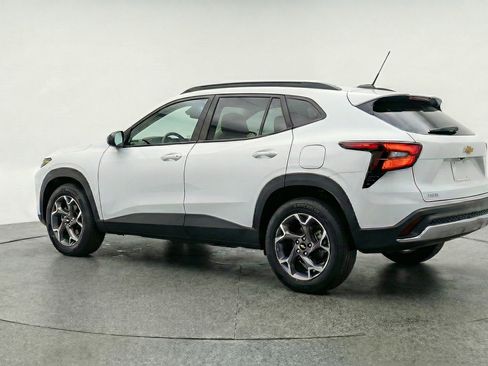 Used 2025 Chevrolet Trax LT w/ LT Convenience Package image 6