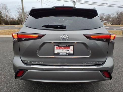 Used 2026 Toyota Highlander Platinum image 11