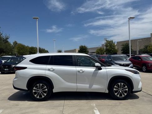 Used 2025 Toyota Highlander XLE FWD image 6