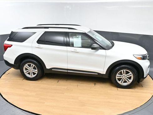 Used 2022 Ford Explorer XLT w/ Equipment Group 202A AWD/4WD image 48