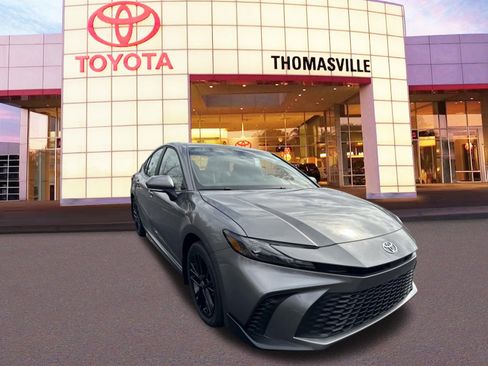 Used 2025 Toyota Camry SE image 3