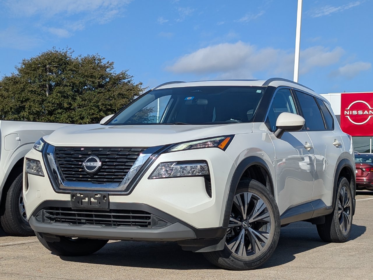 Used 2023 Nissan Rogue SV w/ SV Premium B Package FWD image 2