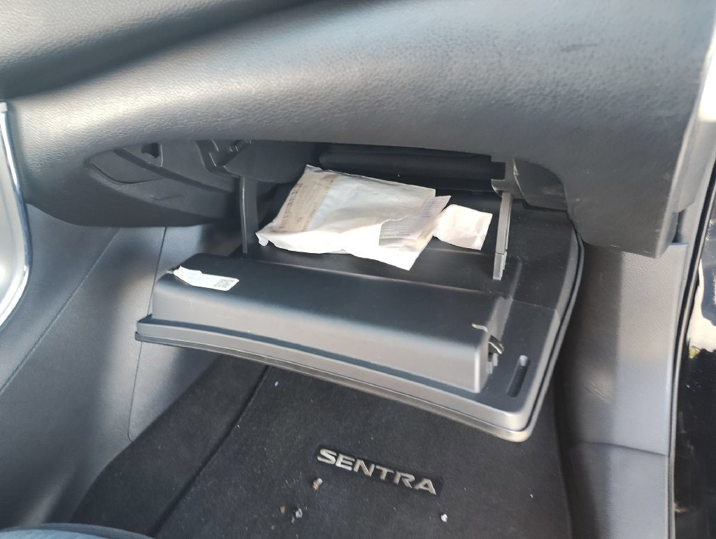 Used 2015 Nissan Sentra SV FWD image 32