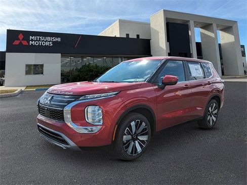 New 2025 Mitsubishi Outlander SE image 1