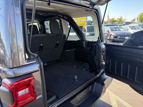 Used 2025 Jeep Wrangler Unlimited Sahara AWD/4WD image 30