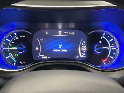 Used 2023 Chrysler Pacifica Limited w/ Uconnect Theater Family Group FWD image 17