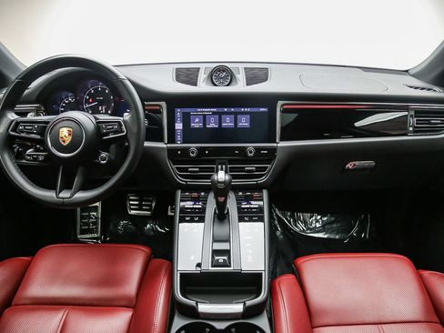 Certified 2023 Porsche Macan AWD/4WD image 16