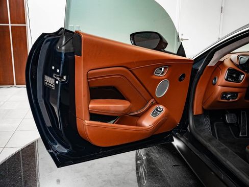 Used 2020 Aston Martin V8 Vantage Coupe image 31