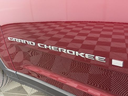 Used 2022 Jeep Grand Cherokee L Limited AWD/4WD image 19