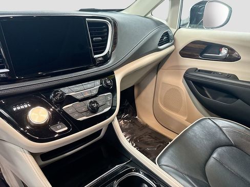 Used 2023 Chrysler Pacifica Limited image 18
