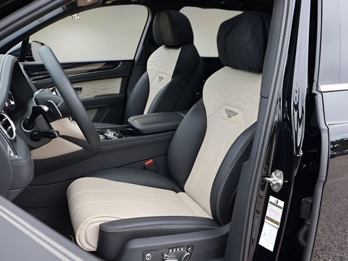 Used 2025 Bentley Bentayga Extended Wheelbase AWD/4WD image 14