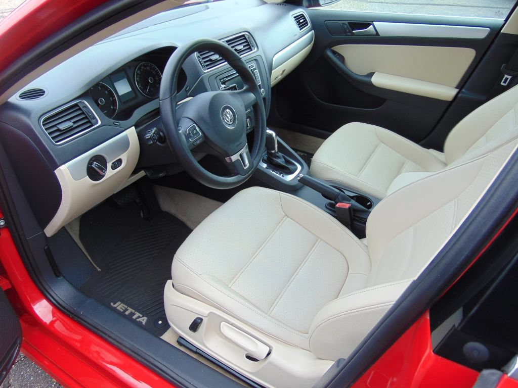Used 2014 Volkswagen Jetta SE FWD image 2