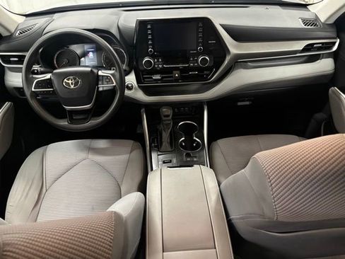 Used 2022 Toyota Highlander L FWD image 10
