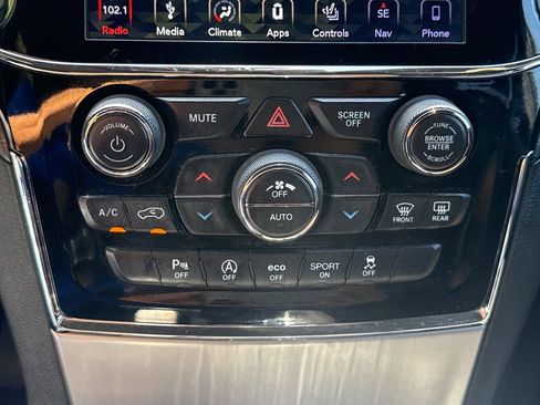 Used 2019 Jeep Grand Cherokee Laredo w/ Laredo X Package RWD image 24