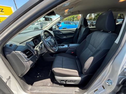 Used 2025 Nissan Rogue SV FWD image 29