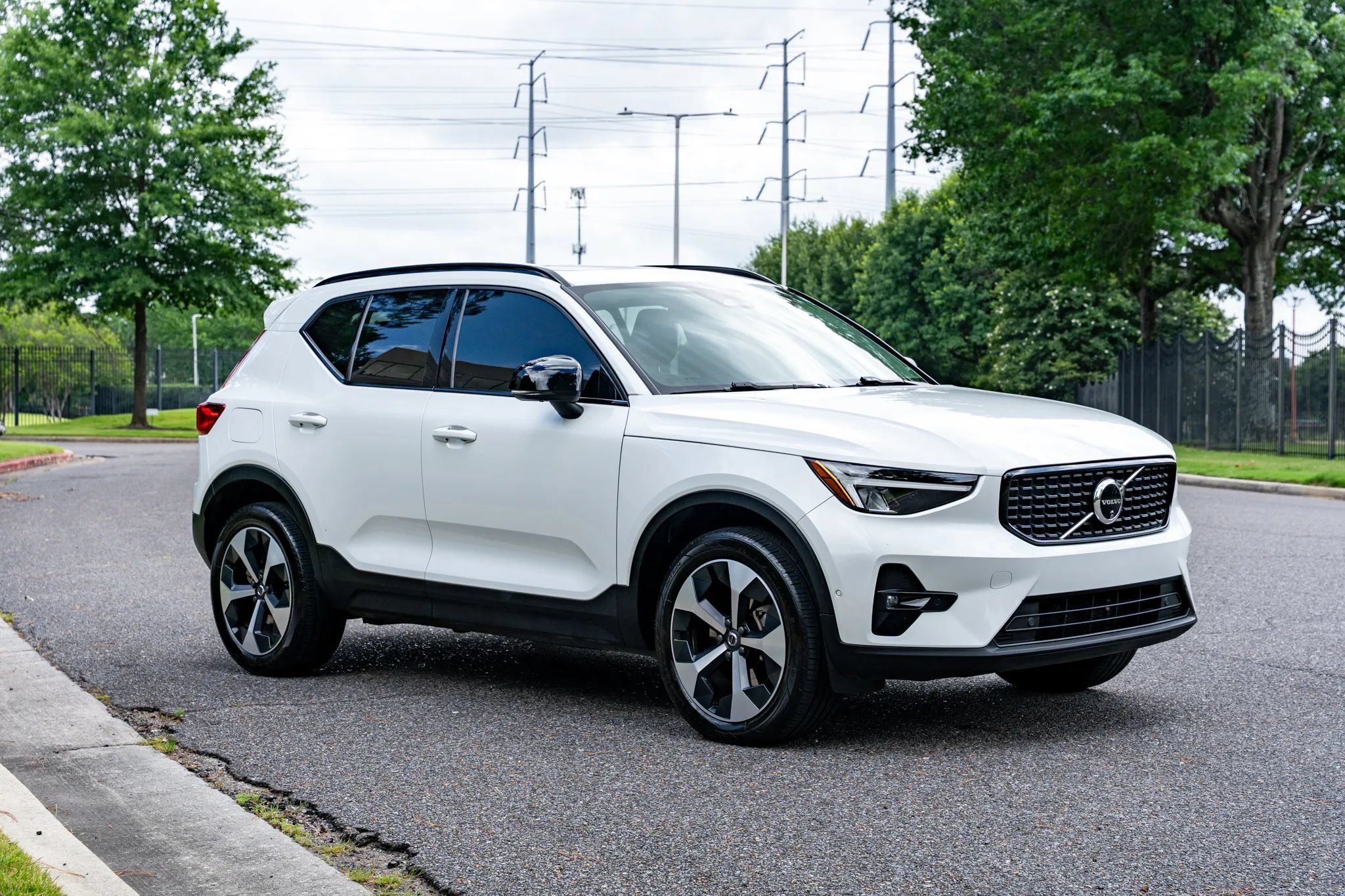 Used 2024 Volvo XC40 B5 Plus AWD/4WD image 4
