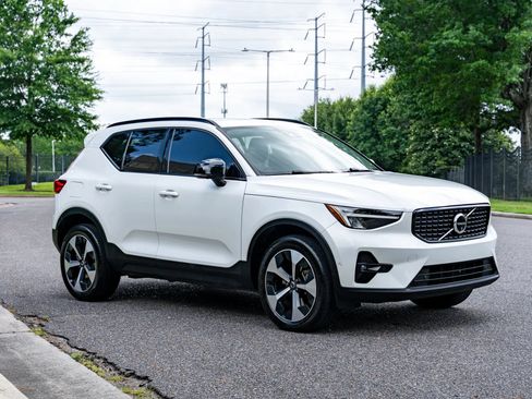 Used 2024 Volvo XC40 B5 Plus AWD/4WD image 4