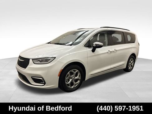 Used 2023 Chrysler Pacifica Limited FWD image 1