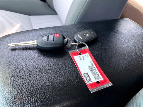 Used 2013 Toyota RAV4 LE AWD/4WD image 14