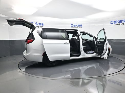 Used 2024 Chrysler Pacifica Limited FWD image 55