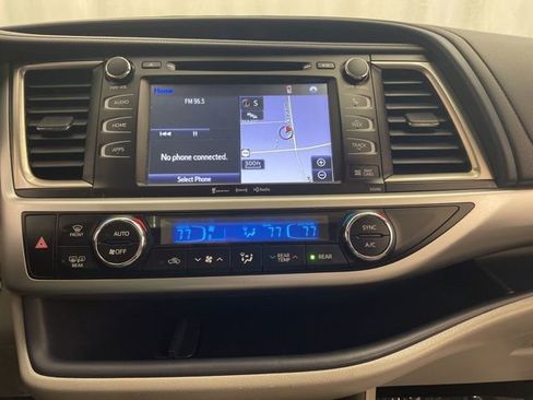 Used 2019 Toyota Highlander XLE image 27