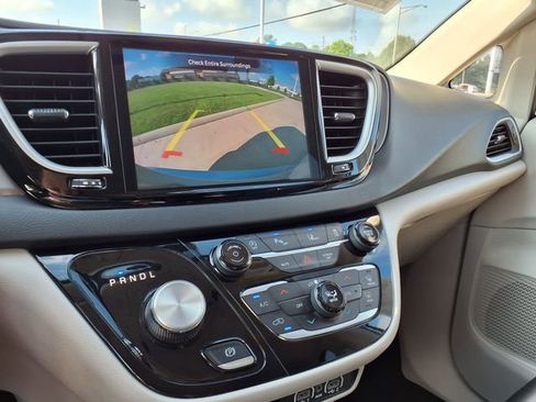 Used 2023 Chrysler Pacifica Touring-L FWD image 31