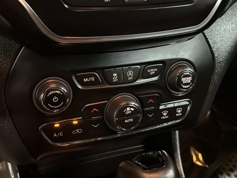 Used 2020 Jeep Cherokee Latitude Plus AWD/4WD image 19