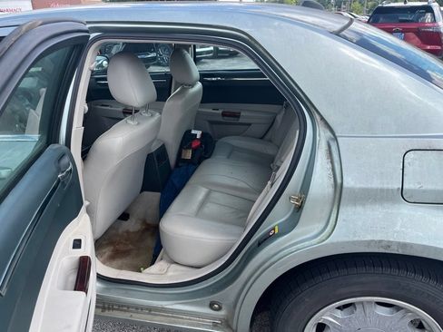 Used 2005 Chrysler 300 Touring RWD image 10