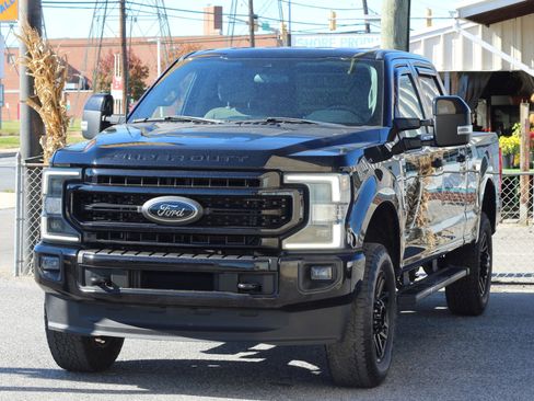 Used 2022 Ford F250 XLT w/ Black Appearance Package image 3