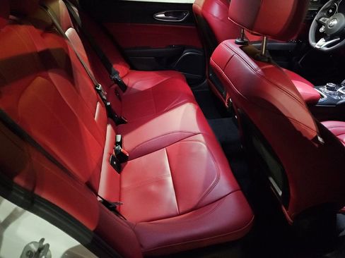 Used 2020 Alfa Romeo Giulia image 18