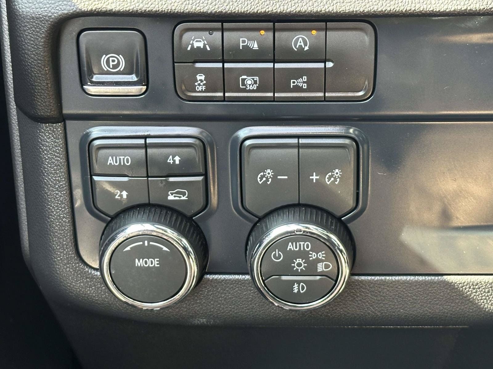 Used 2026 Chevrolet Suburban Premier AWD/4WD image 16