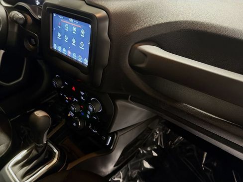 Used 2021 Jeep Renegade Latitude AWD/4WD image 27