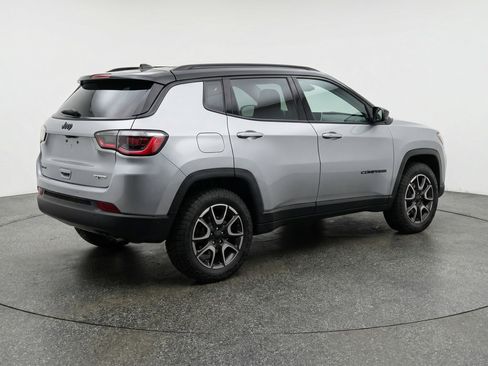 Used 2025 Jeep Compass Trailhawk AWD/4WD image 9