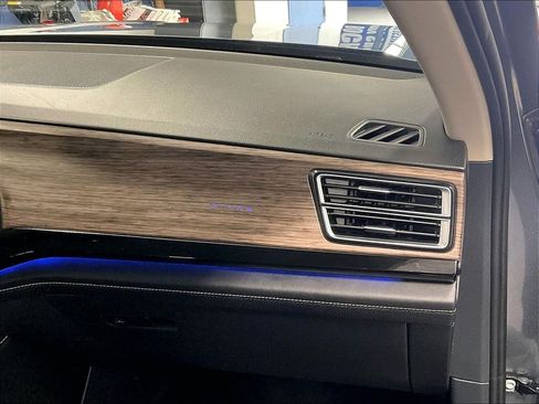 Used 2025 Volkswagen Atlas SEL AWD/4WD image 13