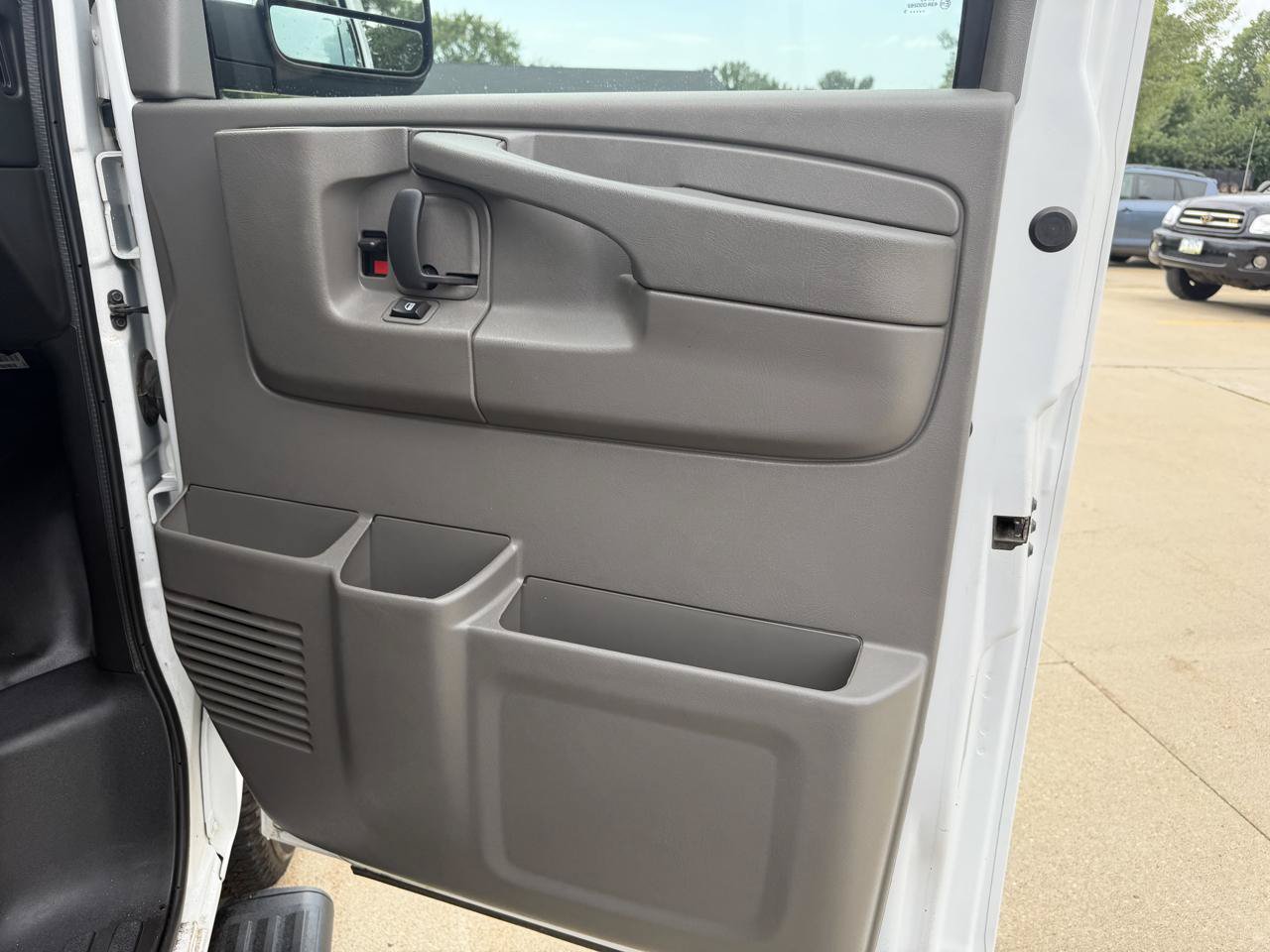 Used 2015 Chevrolet Express 2500 RWD image 17