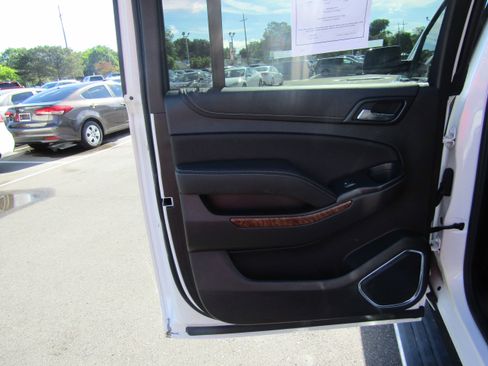 Used 2020 Chevrolet Suburban Premier AWD/4WD image 14