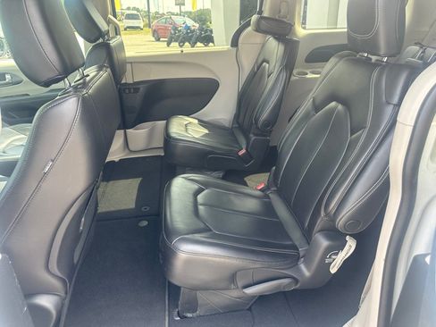 Used 2023 Chrysler Pacifica Touring-L FWD image 20