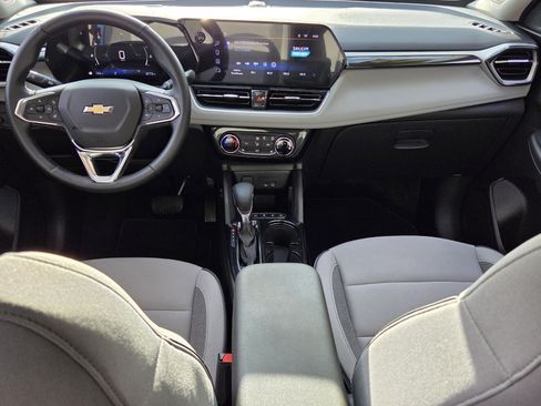 Used 2025 Chevrolet TrailBlazer LT w/ LT Cold Weather Package FWD image 16
