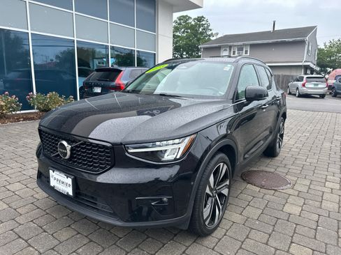 Used 2023 Volvo XC40 B5 Plus w/ Protection Package Premier AWD/4WD image 4