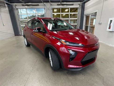 Used 2022 Chevrolet Bolt EUV LT w/ Comfort Package FWD image 7